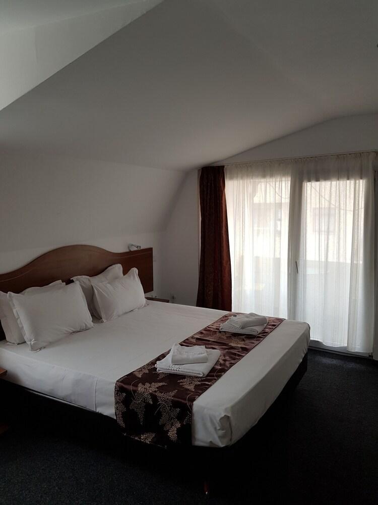 Hotel Tranzzit Bucarest Extérieur photo