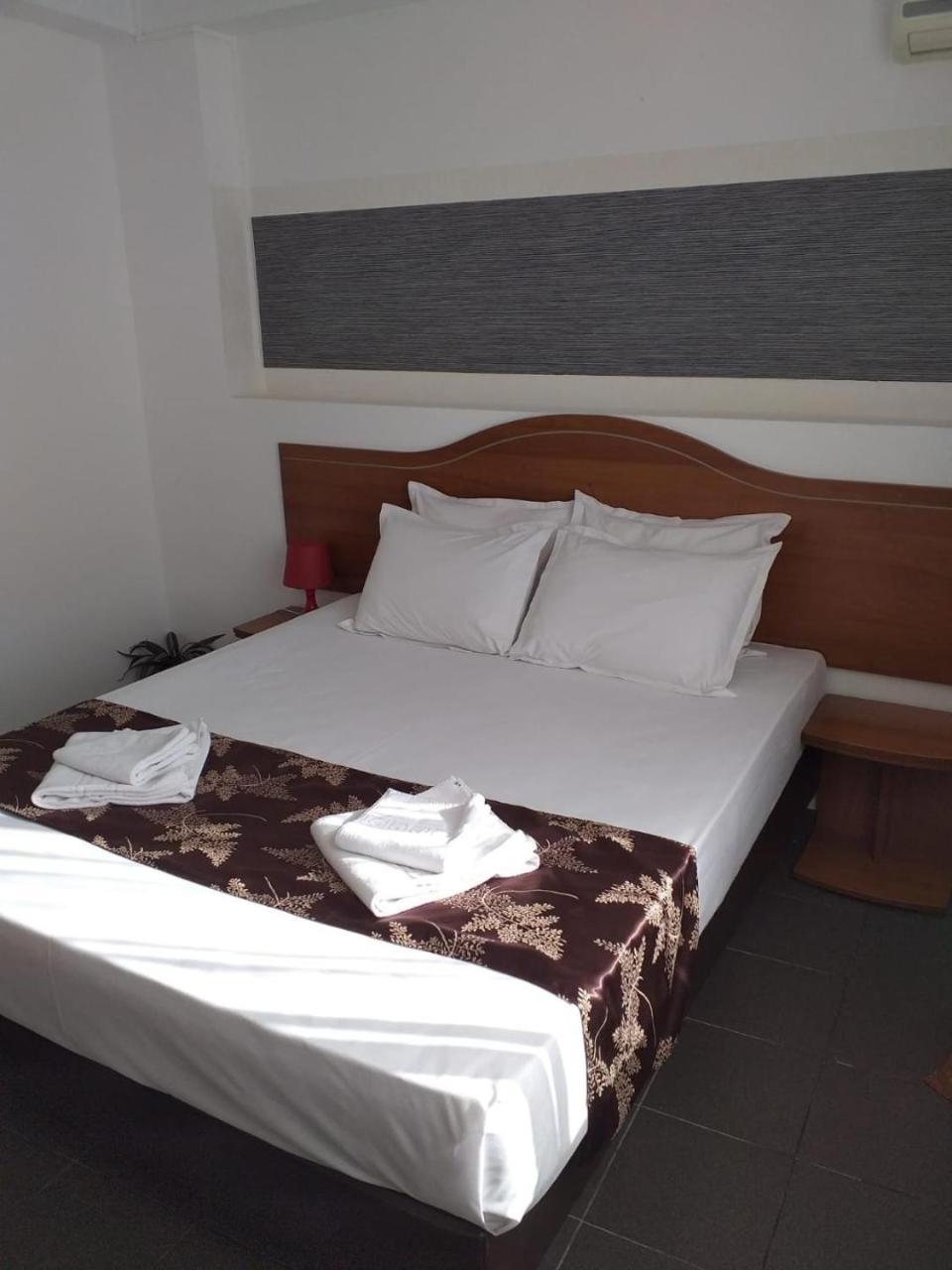 Hotel Tranzzit Bucarest Extérieur photo