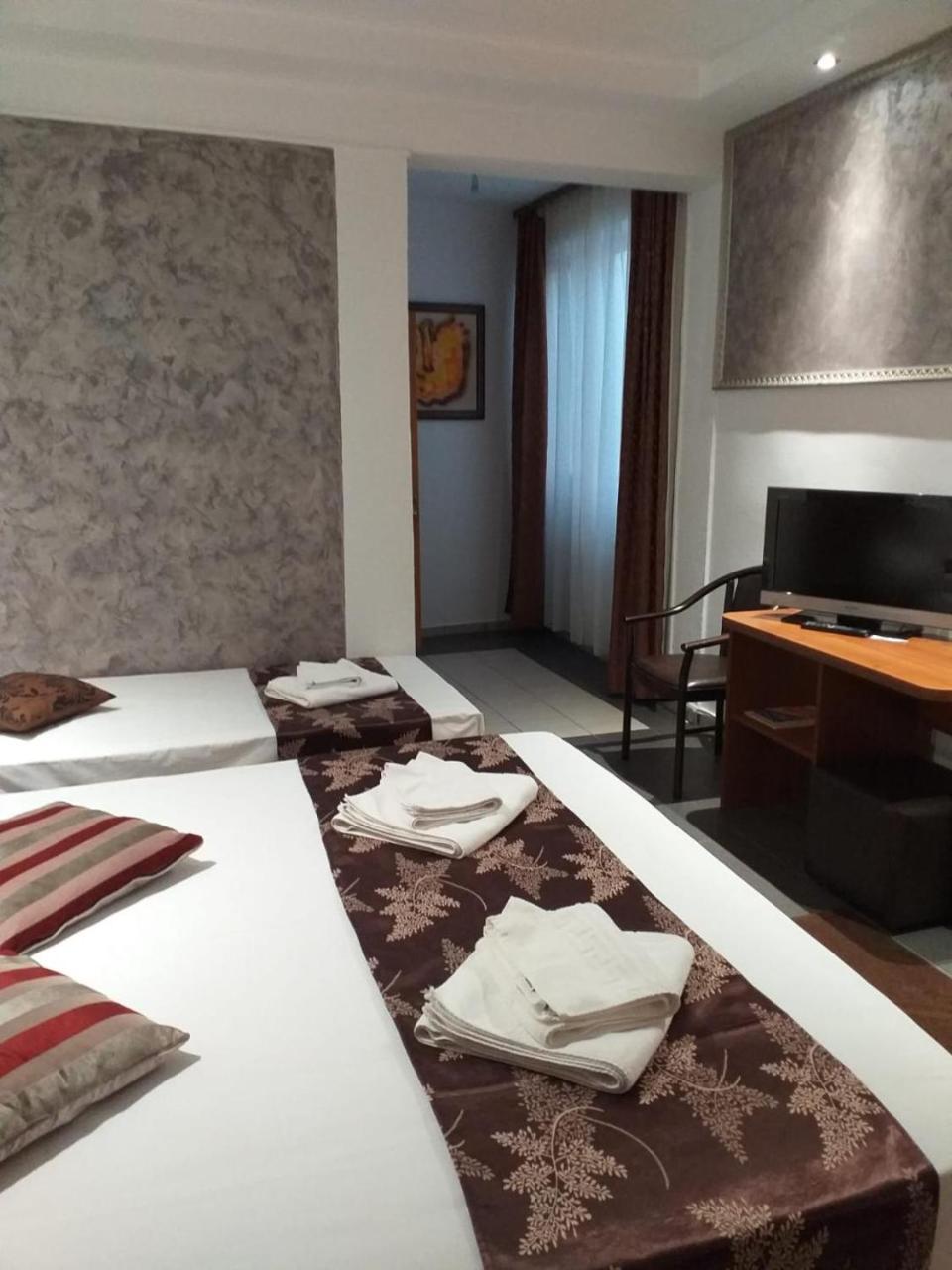 Hotel Tranzzit Bucarest Extérieur photo